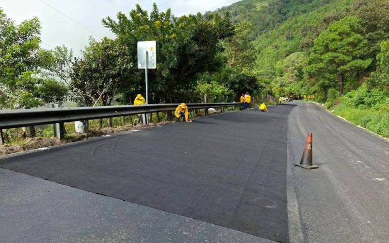 Continúan trabajos de asfaltado en beneficio de comunidades de Baja Verapaz