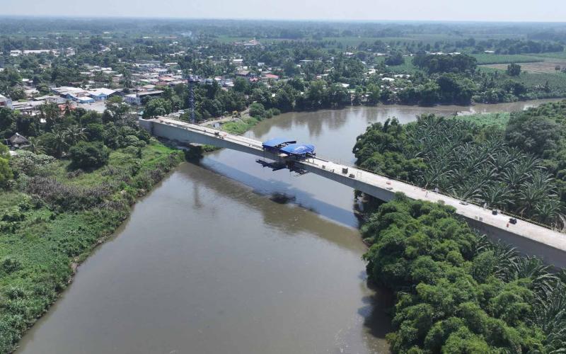 Puente entre La Blanca y Ocós entra en su etapa final tras completar unión de su estructura