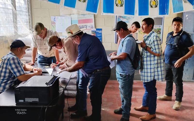 Entregan semilla mejorada de frijol a agricultores de Zacapa