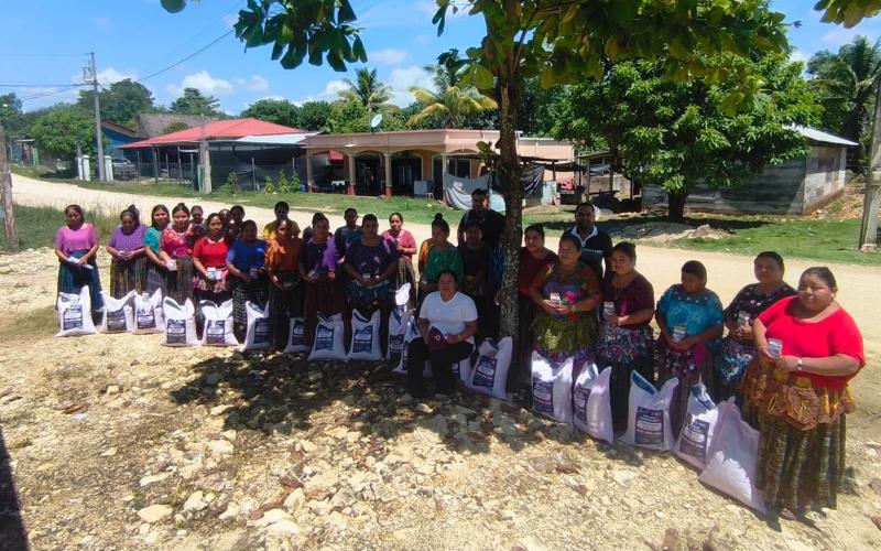 Entregan semillas de maíz y ayote a familias agricultoras de Petén