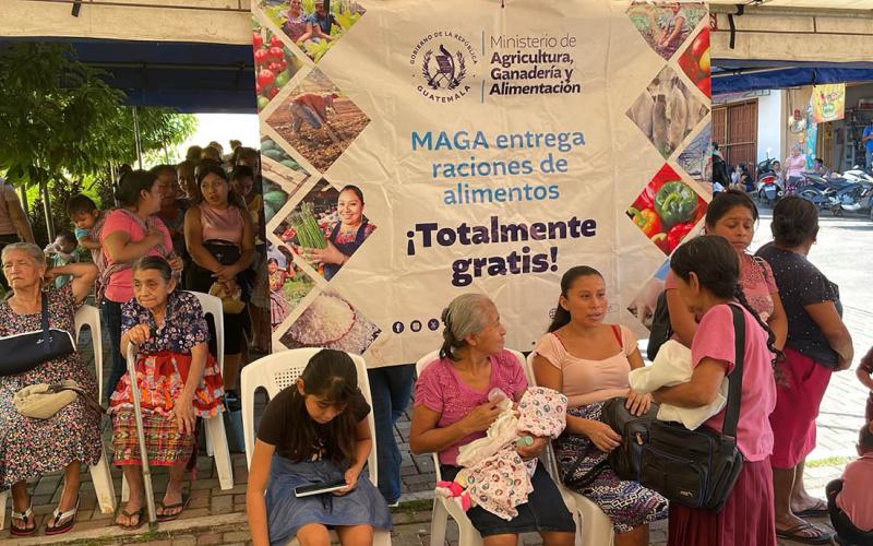 Familias que contribuyen al desarrollo comunitario reciben alimentos