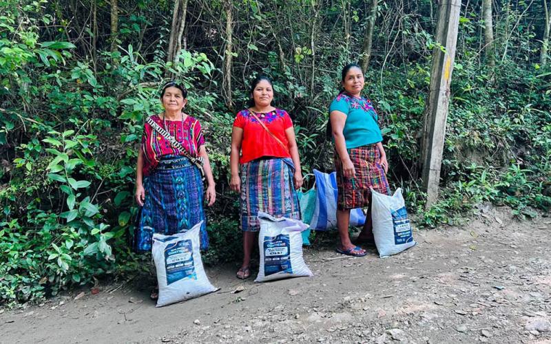 Fortalecen agricultura familiar en Cubulco con semillas de maíz y ayote