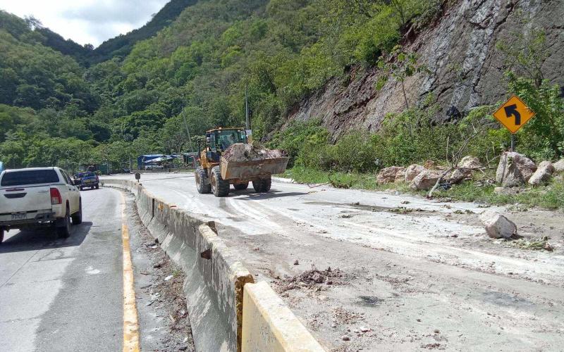 Cuadrillas trabajan para recuperar el paso en carreteras afectadas por las lluvias en 14 departamentos del país