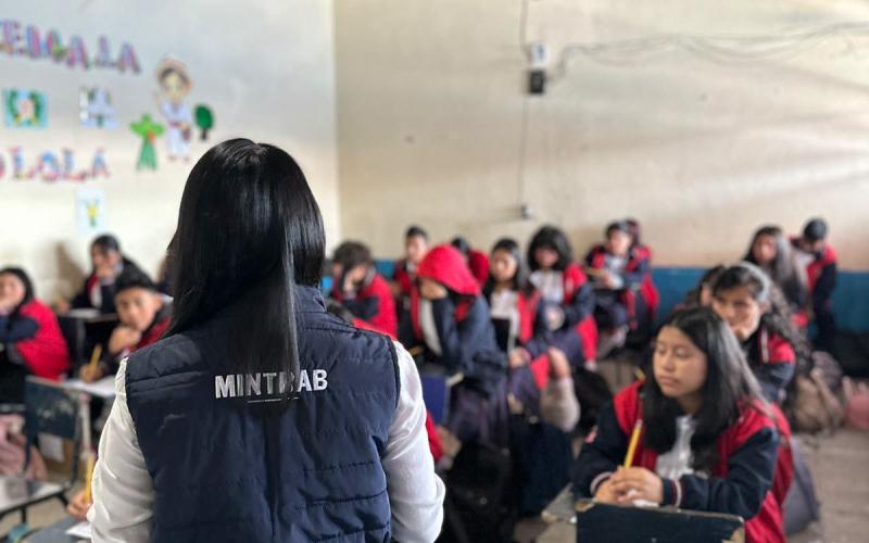 Mintrab brinda orientación laboral a 150 jóvenes de Sololá