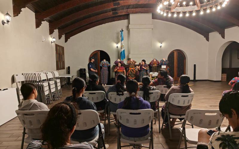 Se realiza exposición y conversatorio “Manos que tejen Historia”