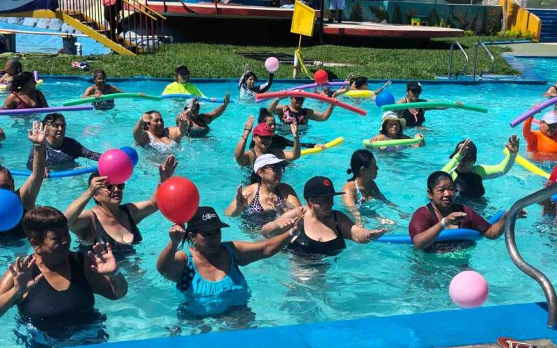 El Programa Sustantivo Mujer puso ritmo con aquaeróbics en Amatitlán