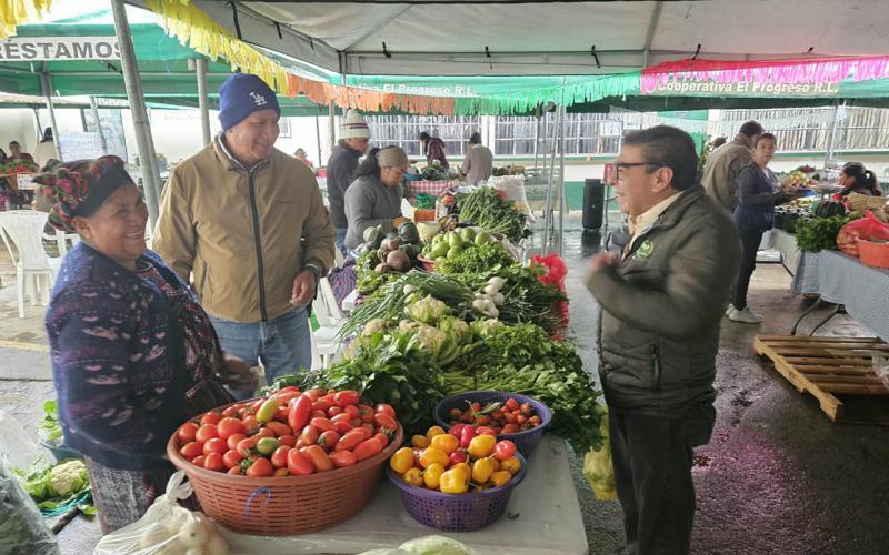 Ofrecen alimentos frescos y de calidad en Feria del Agricultor de Quetzaltenango 