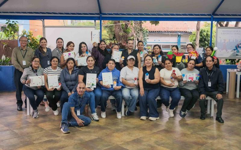 Con arte, títeres y música se fortalece a participantes del Diplomado de Niñeras