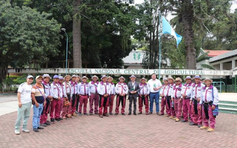 Promueven lazos de cooperación técnica entre la ENCA y productores de Huehuetenango