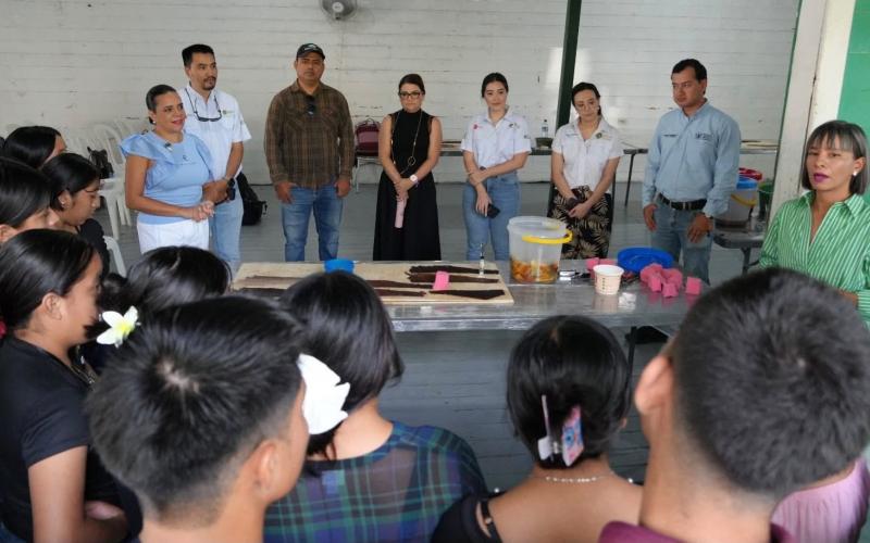 Transforman piel de pescado en cuero y elaboran artesanías