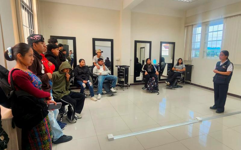 Vacunan contra el sarampión a 149 estudiantes del Centro de Formación Quédate Joyabaj