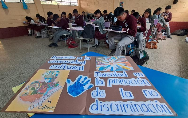 Estudiantes reafirman su identidad Maya K'iche' en jornada sobre autoidentificación