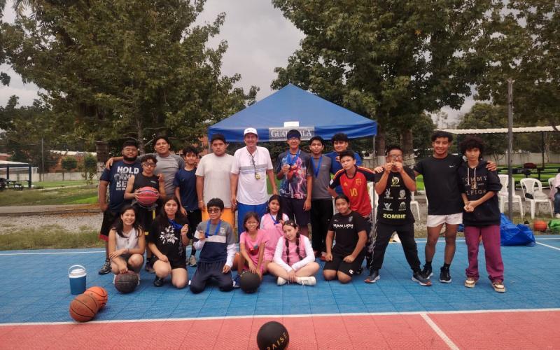 Academia de Baloncesto celebró torneo de tiros de tres puntos en Campos del Roosevelt