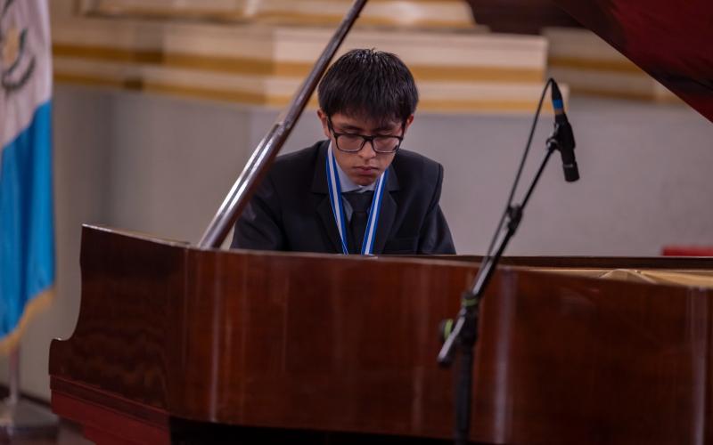 Julio Gerardo Flores Leverman, el joven pianista de Mixco, que destaca por su talento musical 