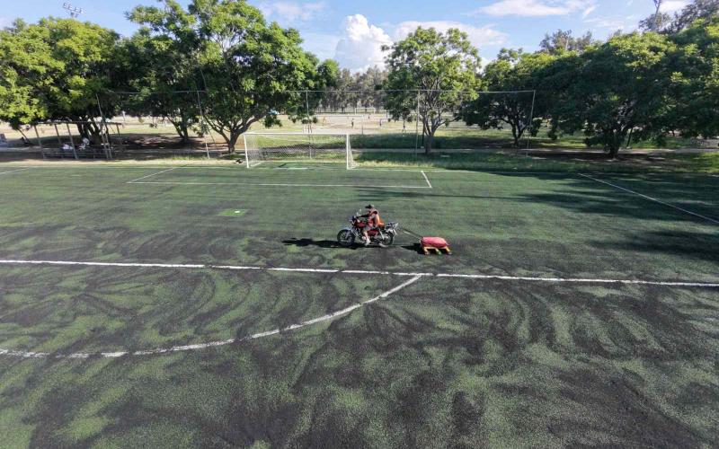 Canchas sintéticas de parques y centros deportivos vuelven a abrir sus puertas