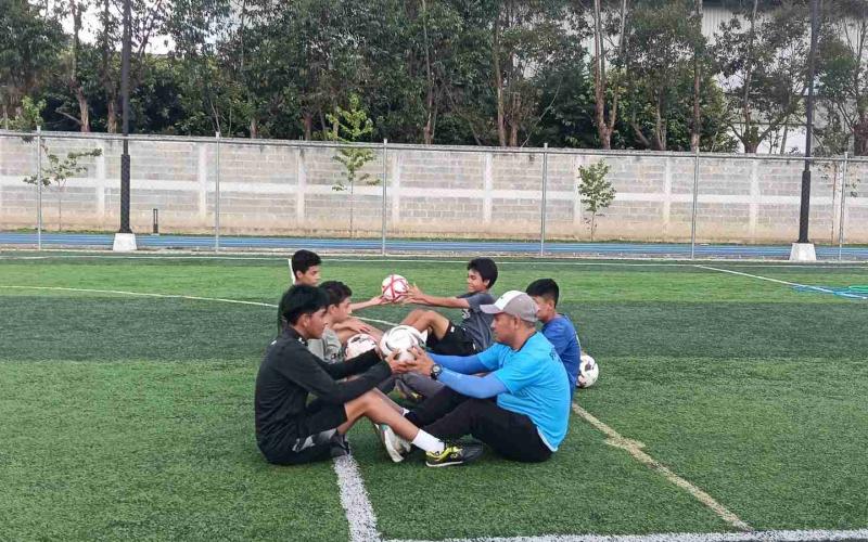 Curso de vacaciones de fútbol gratuito 2026 en el Parque de la Paz Cobán