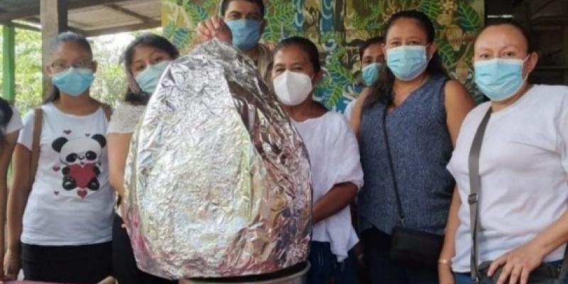 Mujeres aprenden oficios artesanales de repostería