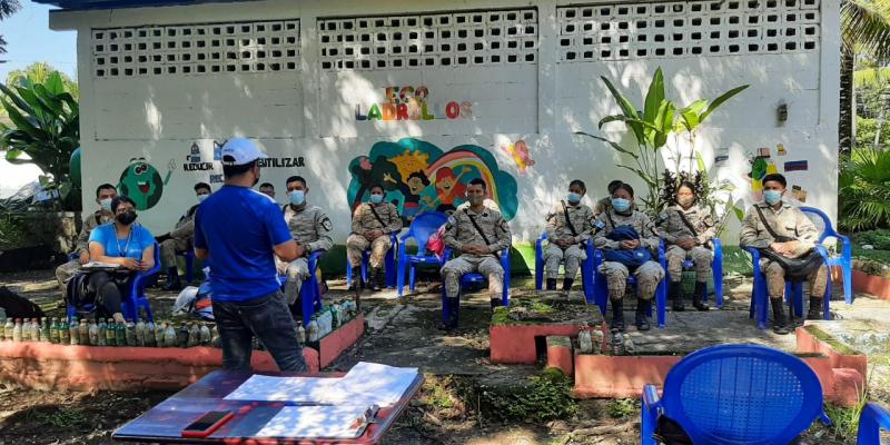 Reservistas Militares recibiendo capacitación.