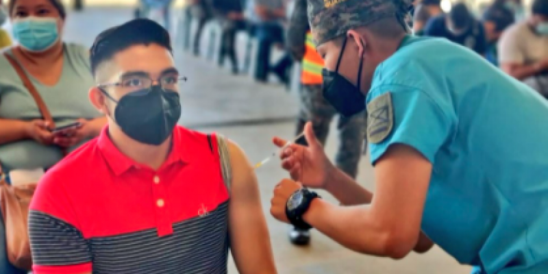 Quinta Brigada de Infantería del Ejército de Guatemala apoya en doce puestos de vacunación en el occidente del país.