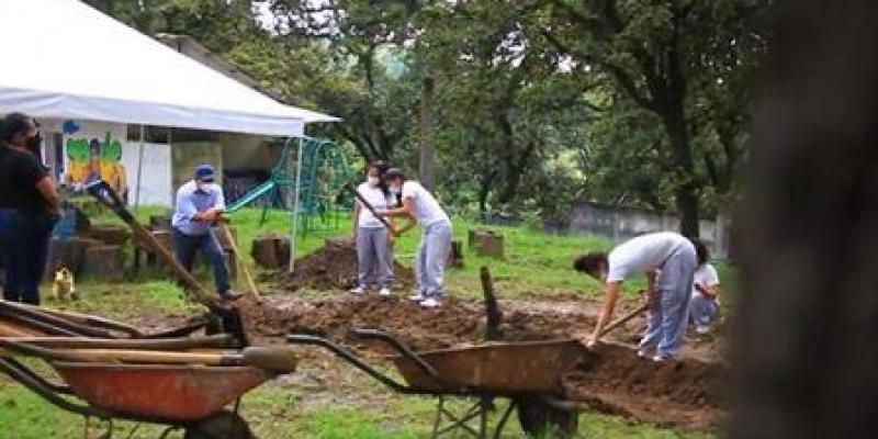 Las jóvenes ponen todo su empeño en aprender
