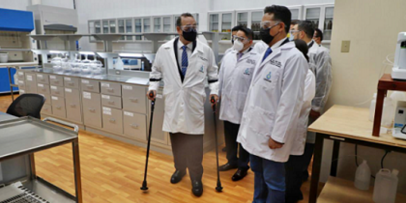 Ministro Mario Rojas Espino hace un recorrido al presidente Alejandro Giammattei del Laboratorio de Calidad del Agua