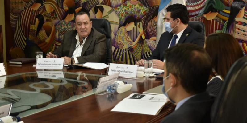 Presidente Alejandro Giammattei en reunión en el Ministerio de Trabajo.
