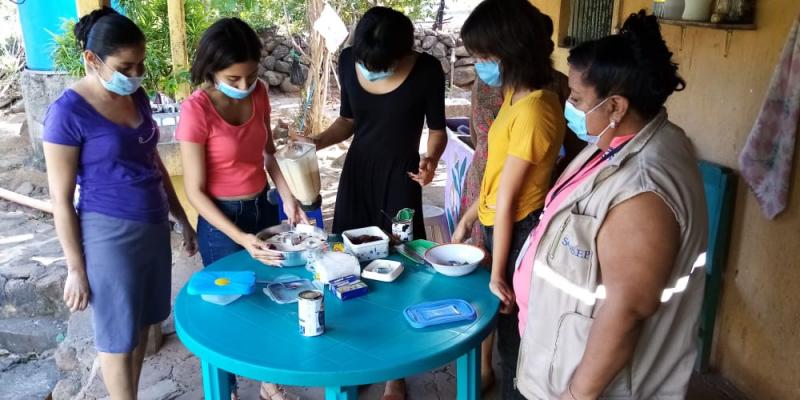 Gracias al apoyo técnico que SOSEP brinda, más mujeres están aprendiendo nuevos oficios y la elaboración de más productos. 