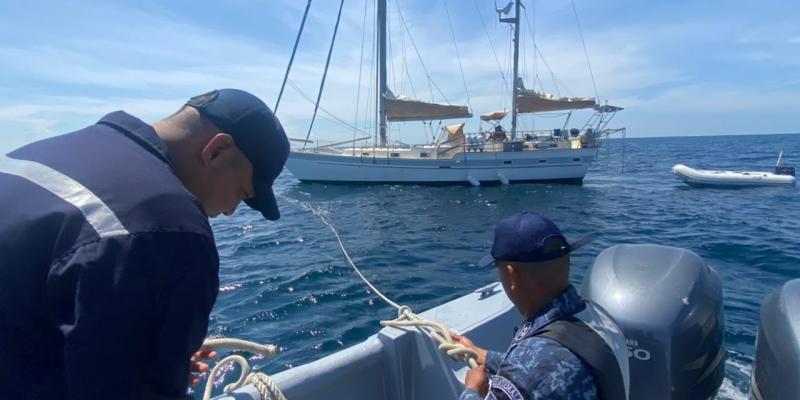 BEl Ejército de Guatemala, a través de la Brigada de Infantería de Marina, efectuó este miércoles 7 de julio, la búsqueda y rescate de los tripulantes del velero “AURORA” de bandera holandesa, el cual navegó durante 48 horas a la deriva, como consecuencia de desperfectos mecánicos en su sistema de navegación.  El personal de esta Brigada Especial apoyó las operaciones de búsqueda, localizando la embarcación a 8.2 millas náuticas deúsqueda y rescate de los tripulantes del velero “AURORA” de bandera holandesa