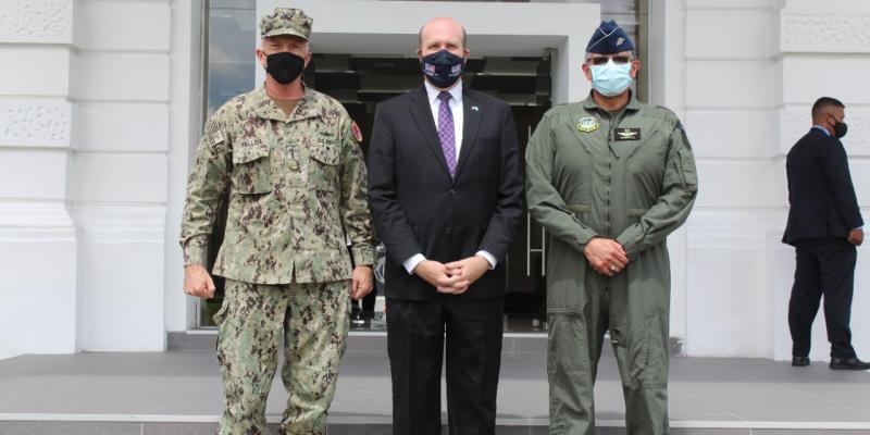 Ministro de la Defensa Nacional recibe visita del Comandante del Comando Sur de los Estados Unidos de América