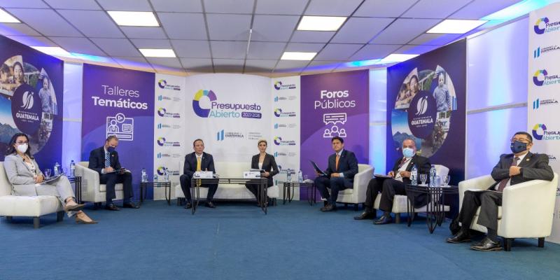 Keila Gramajo, Javier Zepeda, Alvaro González, María René Pérez, Roberto Quiñónez, Sergio González y Álvaro Díaz, durante el taller temático.