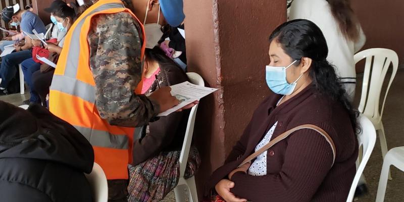 Apoyo en centros de vacunación de Cobán.