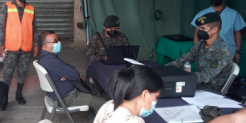 Ejército de Guatemala apoya vacunación en la terminal de buses y mercado municipal de Huehuetenango