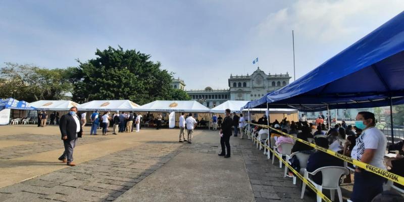 PNC inicia vacunación contra Covid-19 en la Plaza de la Constitución