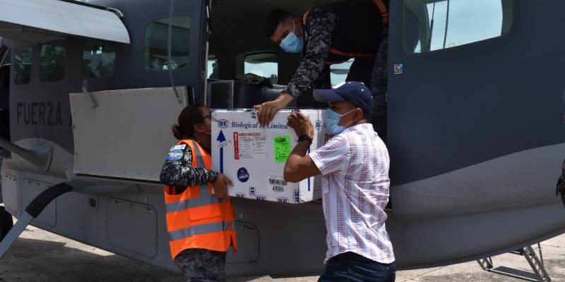 Traslado de vacunas desde la Fuerza Aérea Guatemalteca hacia Zacapa.