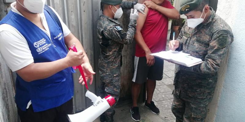 Personal militar apoya vacunación móvil en Colonia Bethania, Zona 7