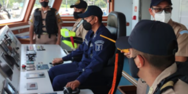 Marina de la Densa Nacional entrena a jóvenes Guardiamarinas y Cadetes Navales en navegación marítima