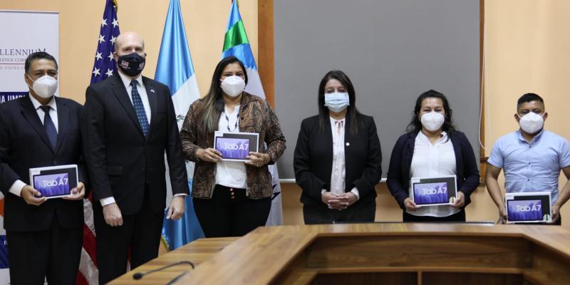 MINEDUC y MCC entregan tablets a docentes de nivel medio