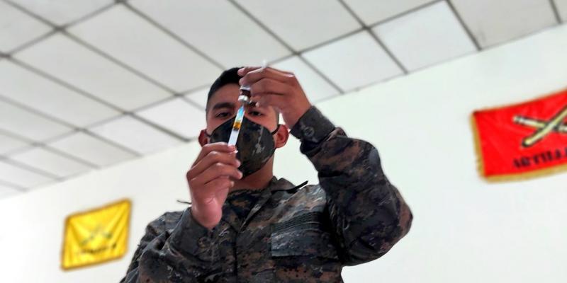 Soldados del Ejército de Guatemala se preparan para vacunar a menores de 12 a 17 años