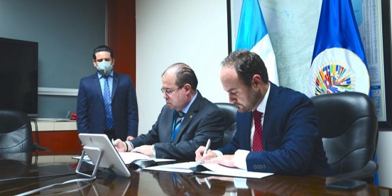 Pedro Brolo firma acuerdo para celebración de Asamblea General de la OEA