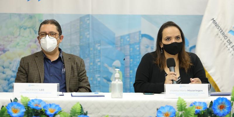 De Izq. a Der. se observa al Viceministro de Desarrollo de la Mipyme, Sigfrido Lee y la Viceministra de Transparencia Fiscal y Adquisiciones del Estado, del Ministerio de Finanzas Públicas, Violeta Mazariegos, durante el lanzamiento de los directorios comerciales.