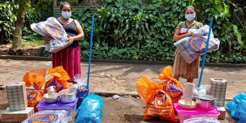 Entrega de ayuda humanitaria a personas afectadas por fuertes vientos registrados en el departamento de Suchitepéquez.