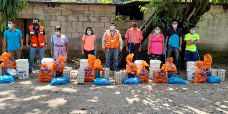Entrega de ayuda humanitaria a familias afectadas por inundaciones en el caserío Labor La Cuchilla, Río Bravo, Suchitepéquez.