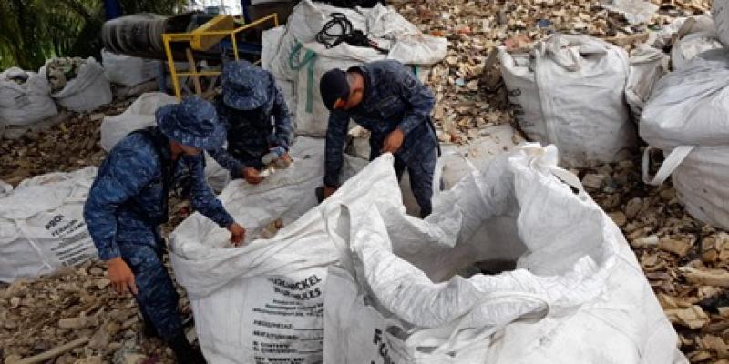 Ejército de Guatemala apoya  limpieza de desechos sólidos en desembocadura del río Motagua