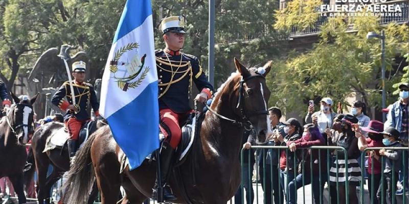 Desfile cívico en México.