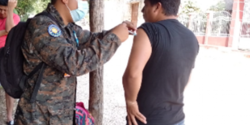Ejército de Guatemala apoya vacunación puerta a puerta en San Benito, Petén
