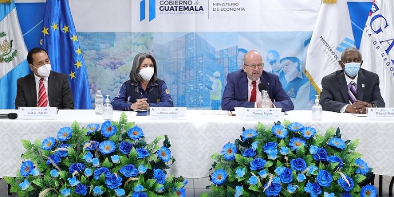 Representantes del Ministerio de Economía,  la Delegación de la Unión Europea en Guatemala y de GAIA Business School.