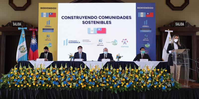 De Izq. a Der. (segundo y tecero, respectivamente) se observa a el Embajador de la República de China (Taiwán), Li-Cheng Cheng y al el Ministro de Economía, Antonio Malouf, durante la inauguración de la tienda.