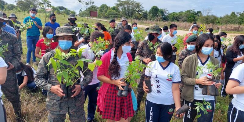 Ejército de Guatemala apoyó siembra de 5 mil árboles en el Instituto Nacional de Educación Básica de La Libertad, Petén