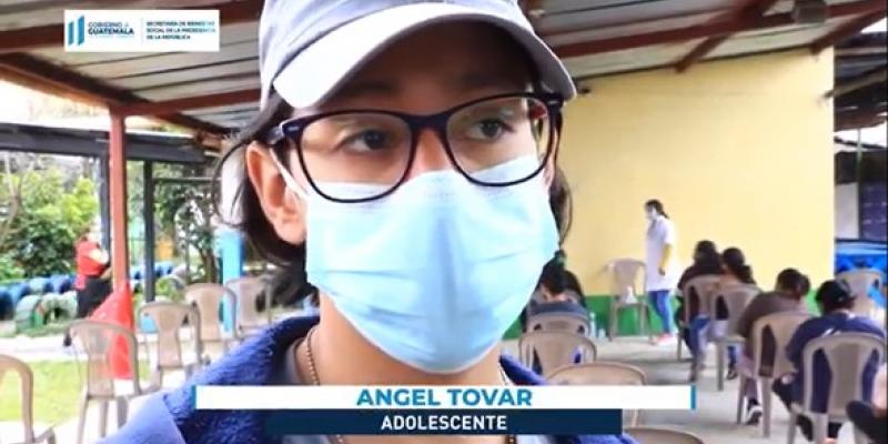 Los adolescentes llegan a los centros de vacunación