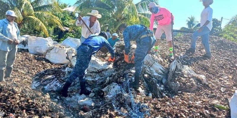 Personal militar realiza labores de limpieza y saneamiento del Río Motagua